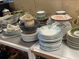 beaucoup d'assiettes et de bols sur la table