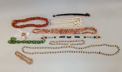 Ensemble de neuf colliers : en ambre, cornaline, coquillages…