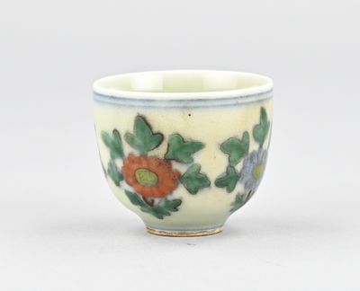 une petite tasse ornée d'un motif floral