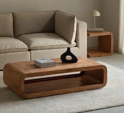une table basse avec un livre dans un salon