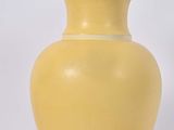 une lampe jaune posée sur une table
