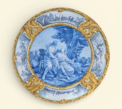 une assiette bleue et dorée ornée d'une peinture