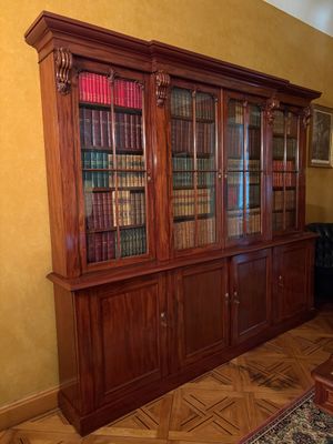 une grande bibliothèque en bois sur laquelle sont posés de nombreux livres
