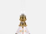 une lampe blanche et dorée posée sur une table