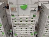 un grand nombre de boîtes empilées les unes sur les autres