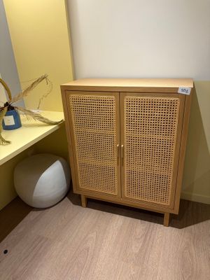 un meuble en bois dans le coin d'une pièce