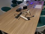 un bureau équipé d'un ordinateur et d'un clavier