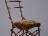 une chaise en bois dont l'assise et le dossier sont recouverts d'un tissu à motifs floraux
