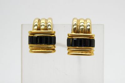 une photo d'une paire de boucles d'oreilles noires et dorées