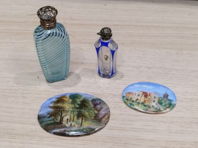 trois petits objets en verre posés les uns à côté des autres sur une table