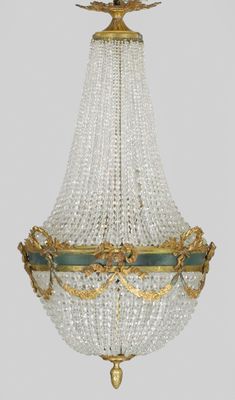 une image d'un lustre suspendu au plafond