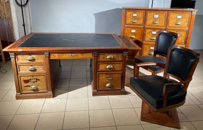 une image représentant un bureau et une chaise dans une pièce