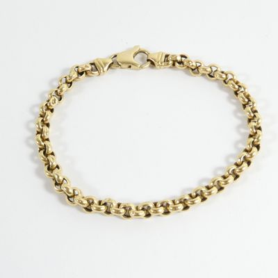 un bracelet à chaîne en or avec un fermoir sur fond blanc