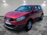 La Nissan RAV rouge est garée sur un sol à damier.