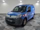 la photo d'une camionnette bleue garée dans un garage