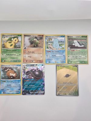 de nombreuses cartes Pokémon accrochées au mur d'une pièce