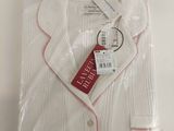 La chemise blanche est emballée dans du plastique et prête à être portée.