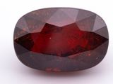 une grosse pierre de grenat rouge sur un fond blanc
