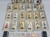 de nombreuses figurines miniatures exposées sur une table