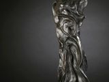 une statue en bronze d'une femme tenant un enfant dans ses bras