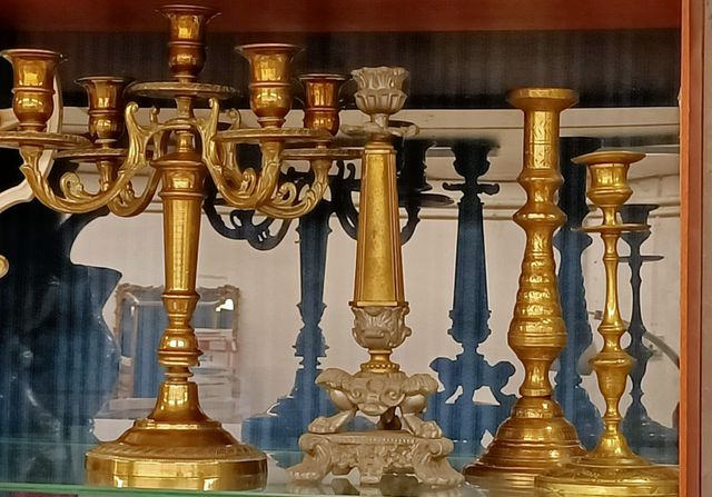 Lot comprenant : candélabre 5 lumières en bronze, flambeau en rég