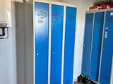 deux casiers bleus dans une pièce au sol à carreaux