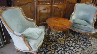 deux chaises et une table dans une pièce où il y a un tapis au sol