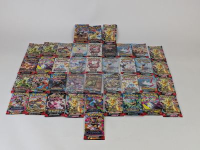 une pile de cartes pokemon posées les unes sur les autres