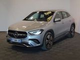 Le SUV Mercedes GLA est garé dans un showroom