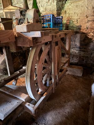 une table en bois sur laquelle est posée une bouteille