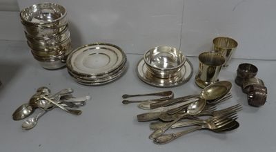 beaucoup d'argenterie posée sur une table