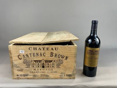 une boîte en bois avec une bouteille de vin à côté