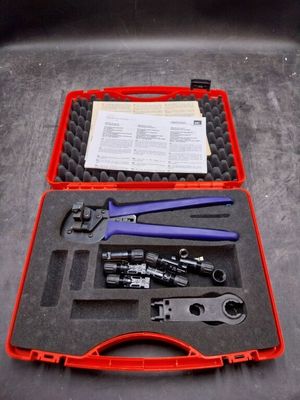 Les outils se trouvent dans la mallette posée sur la table, prêts à l'emploi.