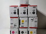 des cartons empilés les uns sur les autres et portant des étiquettes