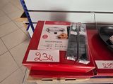 un grand nombre d'objets posés sur une table