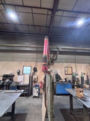 un vélo en cours de réparation dans un atelier