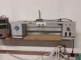 une machine qui se trouve sur une étagère dans une pièce