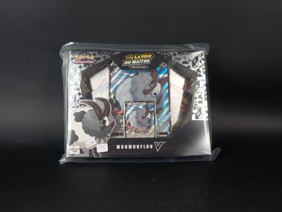 un gros plan sur une boîte de cartes à collectionner Pokémon posée sur une table