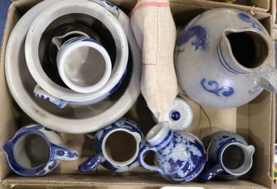 une boîte remplie de vases et de théières bleus et blancs
