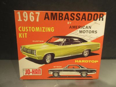 une vieille maquette de voiture jaune posée sur une table