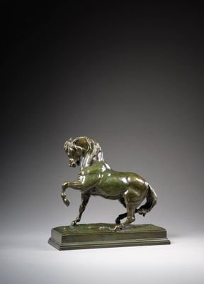 une statue en bronze représentant un cheval avec un cavalier sur le dos