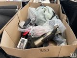 une boîte en carton remplie d'objets divers à l'arrière d'une voiture
