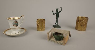 un grand nombre d'objets posés sur une table