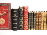 de nombreux livres alignés les uns à côté des autres sur une table