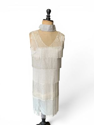 une photo d'une robe sur un mannequin, sur fond blanc