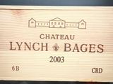une boîte en bois avec une étiquette de vin