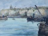 une peinture représentant un bateau sur l'eau, près d'une falaise