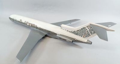 une maquette d'avion posée sur une surface blanche