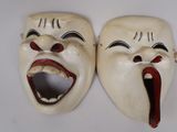 une paire de masques blancs à la bouche ouverte sur un fond blanc