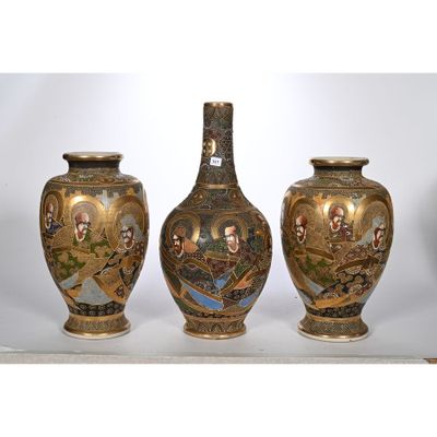 trois vases posés sur une table
